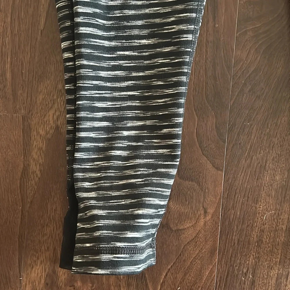 Black and White Zella Crop Leggings - Picture 2 of 5